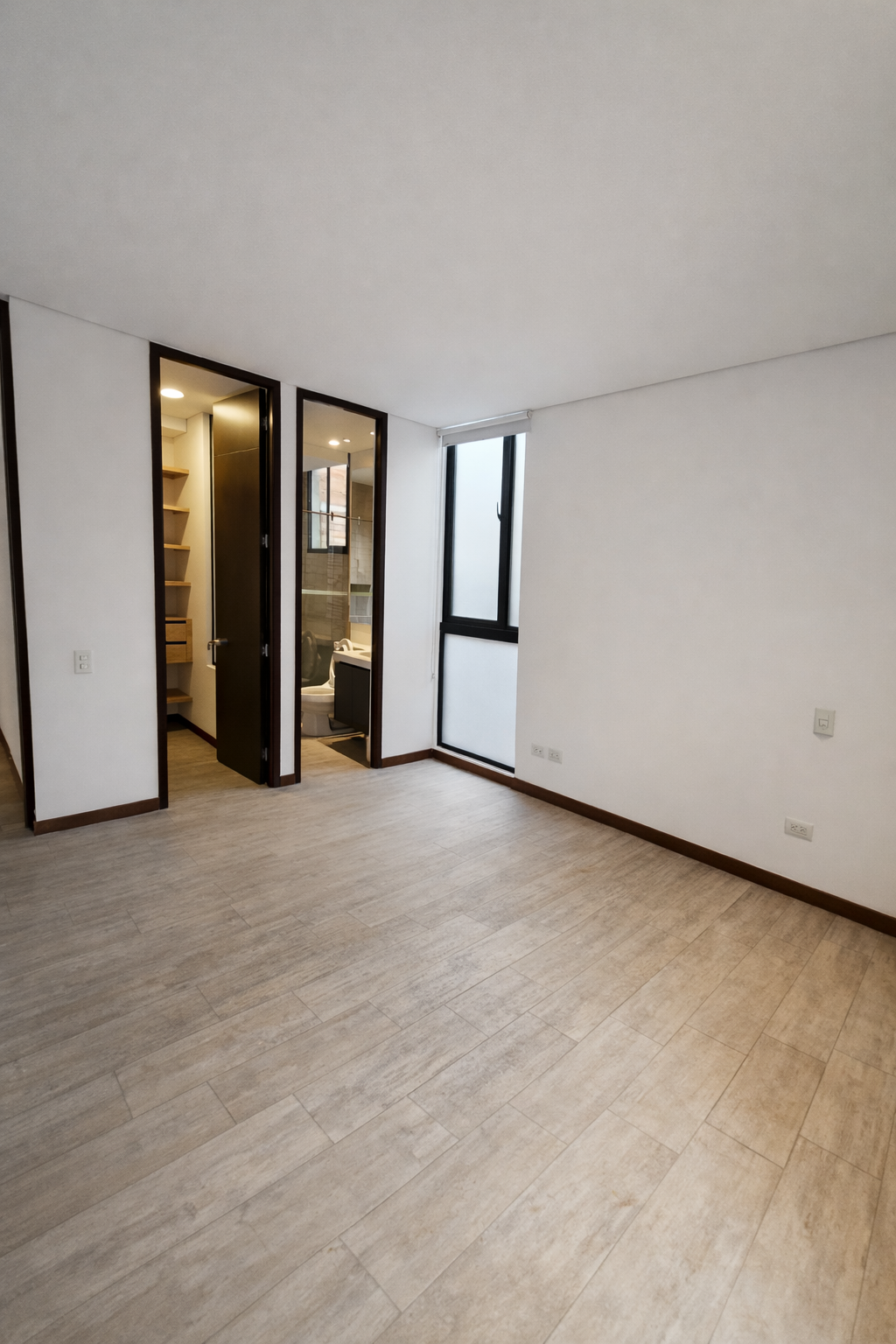 Habitación moderna con baño y vestidor