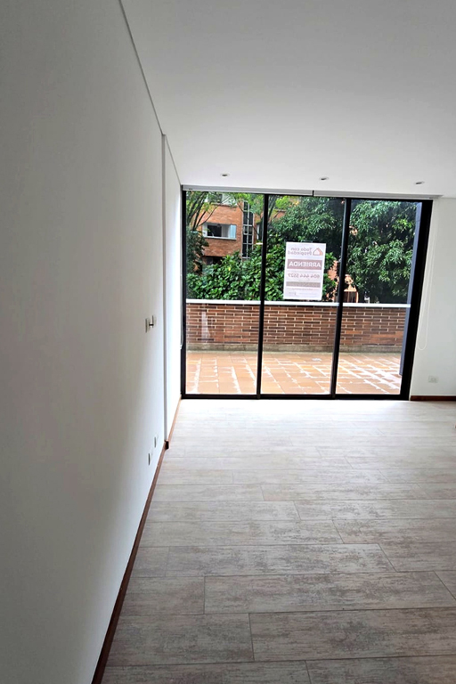 sala-moderna-con-ventana-al-jardín