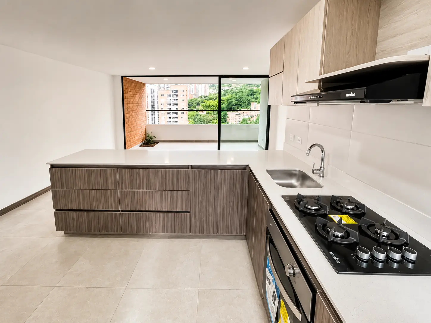 cocina-moderna-con-amplio-meson-yalamcenamiento-estufa-nueva
