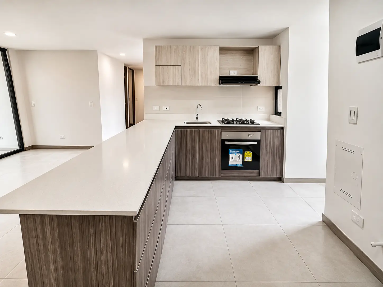 cocina-moderna-con-amplio-meson-yalamcenamiento