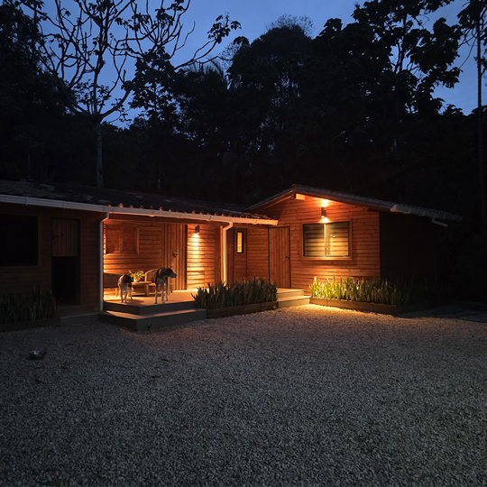 porche-iluminado-finca-la-chamiza