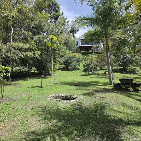 rodeado-de-naturaleza-fica-la-chamiza