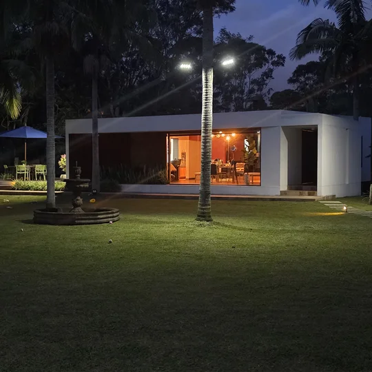 vista-nocturna-iluminada-finca-la-chamiza